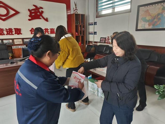 3、榮盛瑪鋼婦女職工代表接收慰問品.jpg