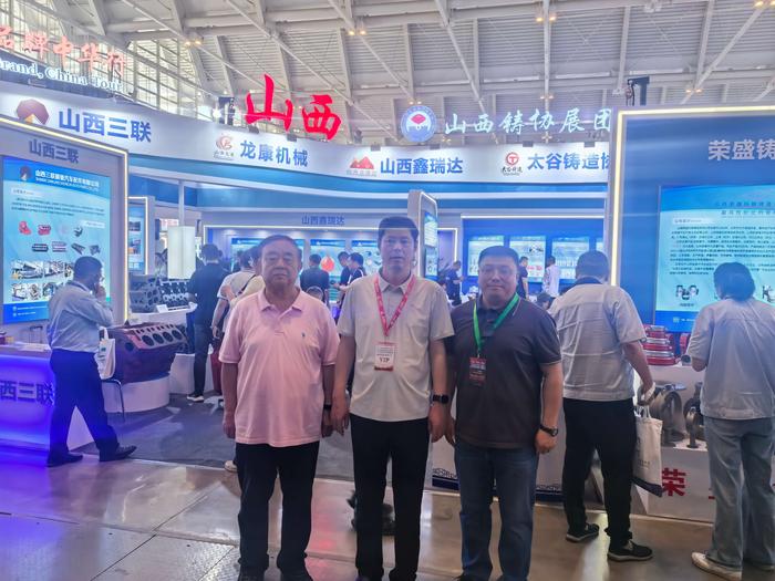 3、山西省贸促会会长李慧义莅临荣盛玛钢展位.jpg