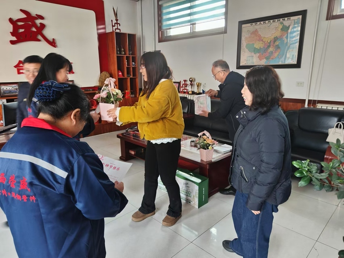4、榮盛瑪鋼婦女職工代表接收慰問品.jpg